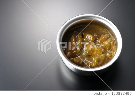 シルバーの食器に入ったチキンカレーを黒背景で撮影 シルバーの食器に入ったチキンカレーを黒背景で撮影 133852496