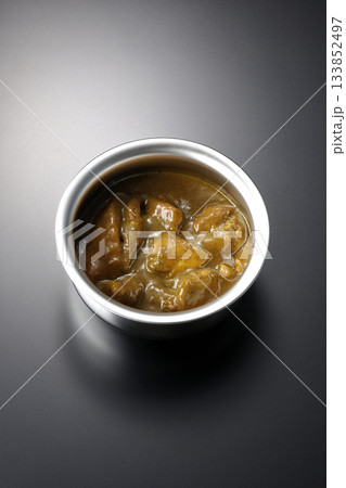 シルバーの食器に入ったチキンカレーを黒背景で撮影 133852497