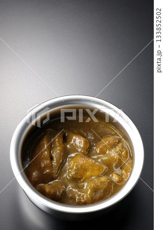 シルバーの食器に入ったチキンカレーを黒背景で撮影 シルバーの食器に入ったチキンカレーを黒背景で撮影 133852502