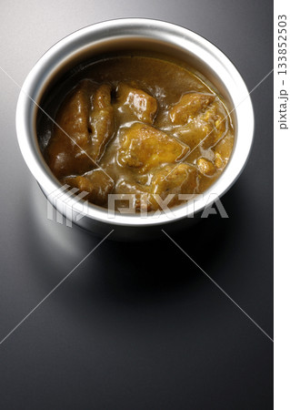 シルバーの食器に入ったチキンカレーを黒背景で撮影 133852503