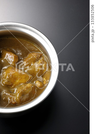 シルバーの食器に入ったチキンカレーを黒背景で撮影 シルバーの食器に入ったチキンカレーを黒背景で撮影 133852506