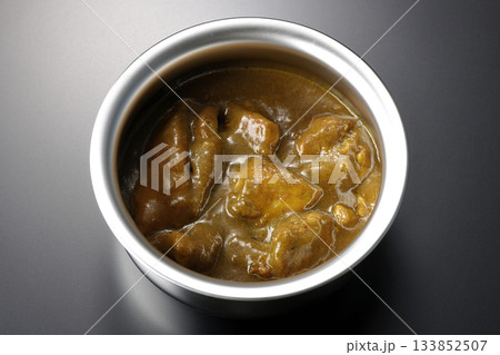 シルバーの食器に入ったチキンカレーを黒背景で撮影 シルバーの食器に入ったチキンカレーを黒背景で撮影 133852507