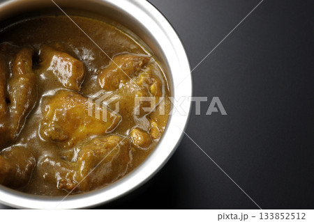 シルバーの食器に入ったチキンカレーを黒背景で撮影 シルバーの食器に入ったチキンカレーを黒背景で撮影 133852512