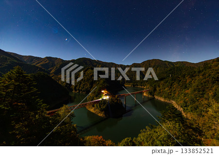 星空と奥大井湖上駅 133852521