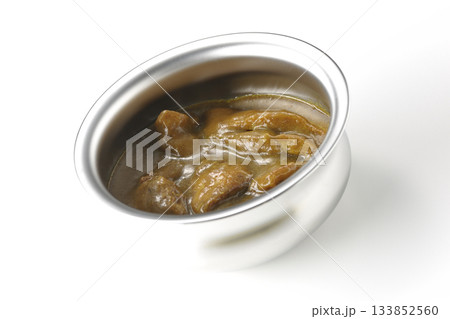シルバーの食器に入ったチキンカレーを白背景で撮影 シルバーの食器に入ったチキンカレーを白背景で撮影 133852560