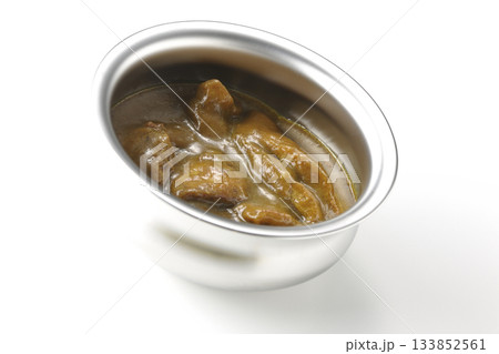シルバーの食器に入ったチキンカレーを白背景で撮影 シルバーの食器に入ったチキンカレーを白背景で撮影 133852561