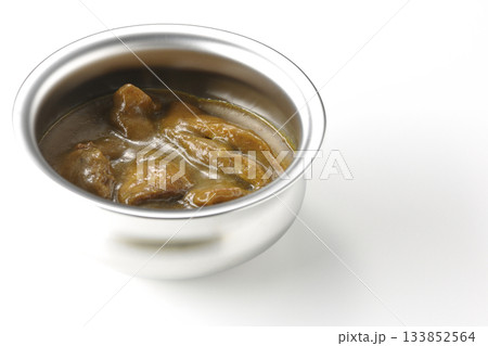 シルバーの食器に入ったチキンカレーを白背景で撮影 シルバーの食器に入ったチキンカレーを白背景で撮影 133852564