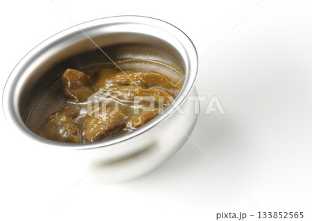 シルバーの食器に入ったチキンカレーを白背景で撮影 シルバーの食器に入ったチキンカレーを白背景で撮影 133852565
