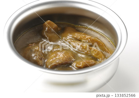 シルバーの食器に入ったチキンカレーを白背景で撮影 シルバーの食器に入ったチキンカレーを白背景で撮影 133852566