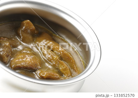 シルバーの食器に入ったチキンカレーを白背景で撮影 シルバーの食器に入ったチキンカレーを白背景で撮影 133852570