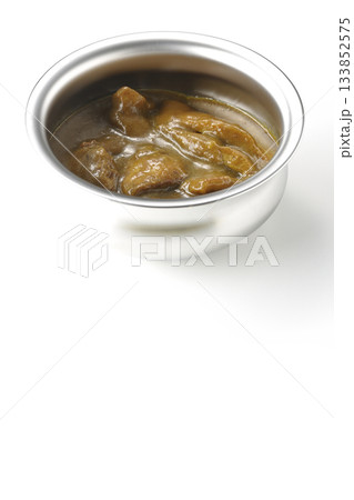 シルバーの食器に入ったチキンカレーを白背景で撮影 133852575