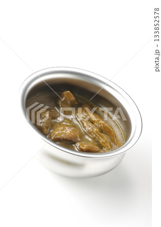 シルバーの食器に入ったチキンカレーを白背景で撮影 133852578