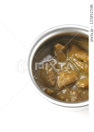 シルバーの食器に入ったチキンカレーを白背景で撮影 シルバーの食器に入ったチキンカレーを白背景で撮影 133852596