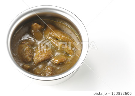 シルバーの食器に入ったチキンカレーを白背景で撮影 シルバーの食器に入ったチキンカレーを白背景で撮影 133852600