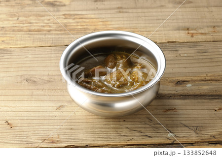 シルバーの食器に入ったチキンカレー 133852648