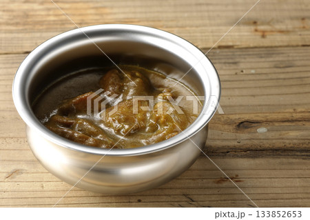 シルバーの食器に入ったチキンカレー 133852653