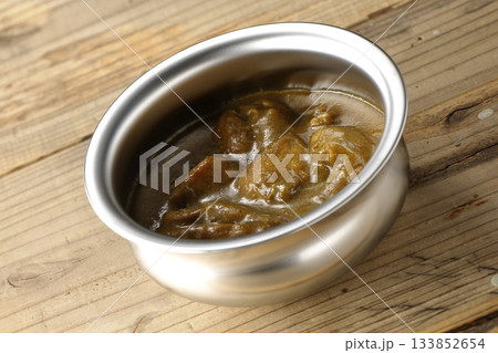 シルバーの食器に入ったチキンカレー 133852654