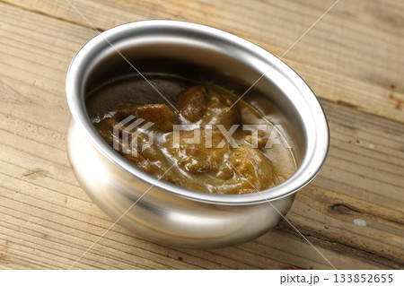 シルバーの食器に入ったチキンカレー シルバーの食器に入ったチキンカレー 133852655