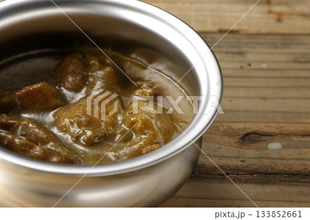 シルバーの食器に入ったチキンカレー シルバーの食器に入ったチキンカレー 133852661