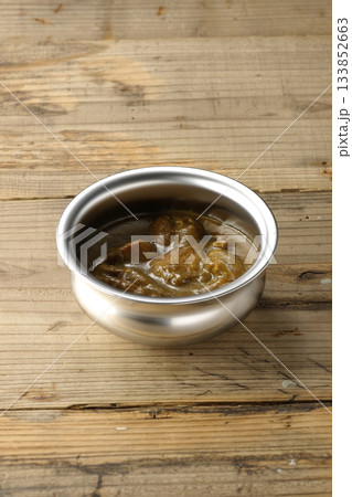シルバーの食器に入ったチキンカレー シルバーの食器に入ったチキンカレー 133852663