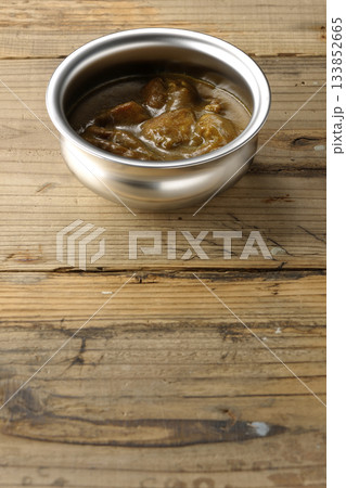 シルバーの食器に入ったチキンカレー シルバーの食器に入ったチキンカレー 133852665
