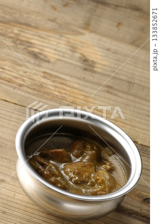 シルバーの食器に入ったチキンカレー シルバーの食器に入ったチキンカレー 133852671