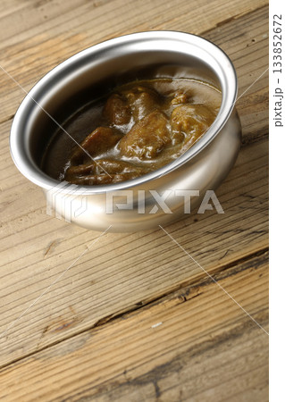 シルバーの食器に入ったチキンカレー 133852672