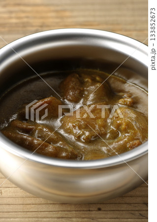 シルバーの食器に入ったチキンカレー シルバーの食器に入ったチキンカレー 133852673