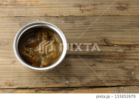 シルバーの食器に入ったチキンカレー シルバーの食器に入ったチキンカレー 133852679