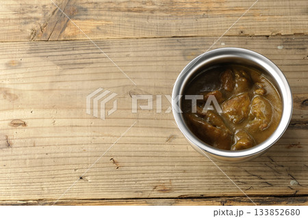 シルバーの食器に入ったチキンカレー シルバーの食器に入ったチキンカレー 133852680