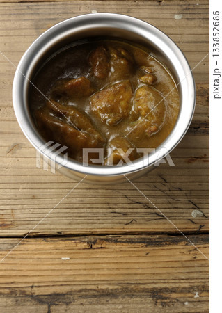 シルバーの食器に入ったチキンカレー 133852686