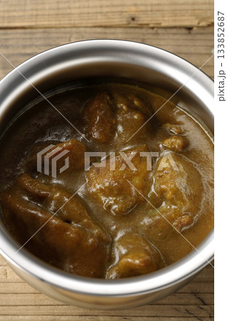 シルバーの食器に入ったチキンカレー シルバーの食器に入ったチキンカレー 133852687