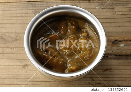 シルバーの食器に入ったチキンカレー 133852692