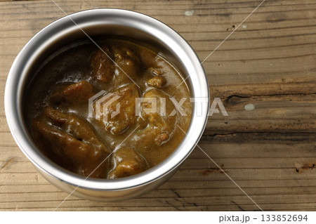 シルバーの食器に入ったチキンカレー シルバーの食器に入ったチキンカレー 133852694