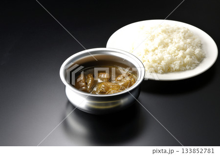 シルバーの食器に入ったチキンカレーとライス シルバーの食器に入ったチキンカレーとライス 133852781