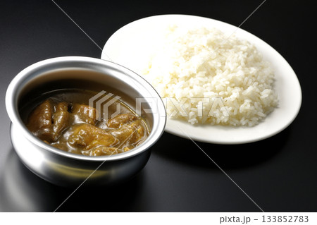 シルバーの食器に入ったチキンカレーとライス シルバーの食器に入ったチキンカレーとライス 133852783