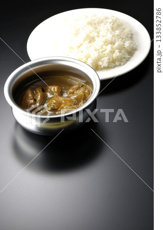 シルバーの食器に入ったチキンカレーとライス 133852786