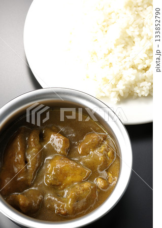 シルバーの食器に入ったチキンカレーとライス シルバーの食器に入ったチキンカレーとライス 133852790