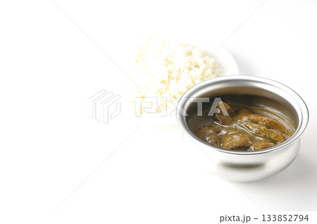 シルバーの食器に入ったチキンカレーとライス 133852794