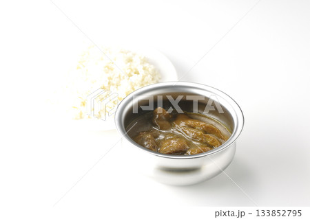 シルバーの食器に入ったチキンカレーとライス シルバーの食器に入ったチキンカレーとライス 133852795