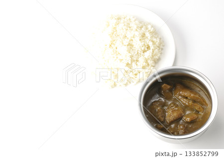 シルバーの食器に入ったチキンカレーとライス シルバーの食器に入ったチキンカレーとライス 133852799