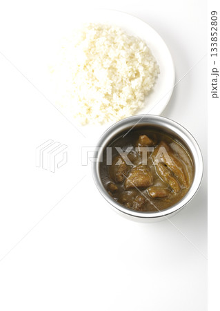 シルバーの食器に入ったチキンカレーとライス シルバーの食器に入ったチキンカレーとライス 133852809