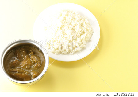 シルバーの食器に入ったチキンカレーとライス 133852813