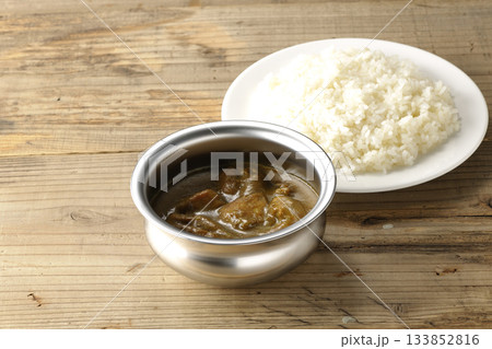 シルバーの食器に入ったチキンカレーとライス 133852816