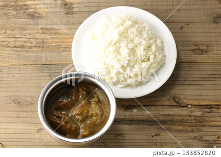 シルバーの食器に入ったチキンカレーとライス シルバーの食器に入ったチキンカレーとライス 133852820