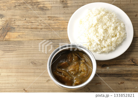 シルバーの食器に入ったチキンカレーとライス シルバーの食器に入ったチキンカレーとライス 133852821