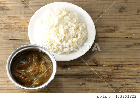 シルバーの食器に入ったチキンカレーとライス シルバーの食器に入ったチキンカレーとライス 133852822