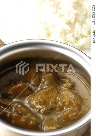 シルバーの食器に入ったチキンカレーとライス シルバーの食器に入ったチキンカレーとライス 133852828