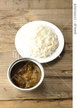 シルバーの食器に入ったチキンカレーとライス 133852829