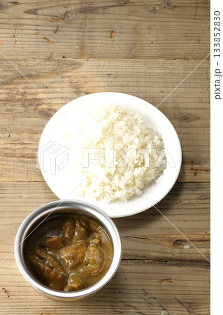 シルバーの食器に入ったチキンカレーとライス シルバーの食器に入ったチキンカレーとライス 133852830